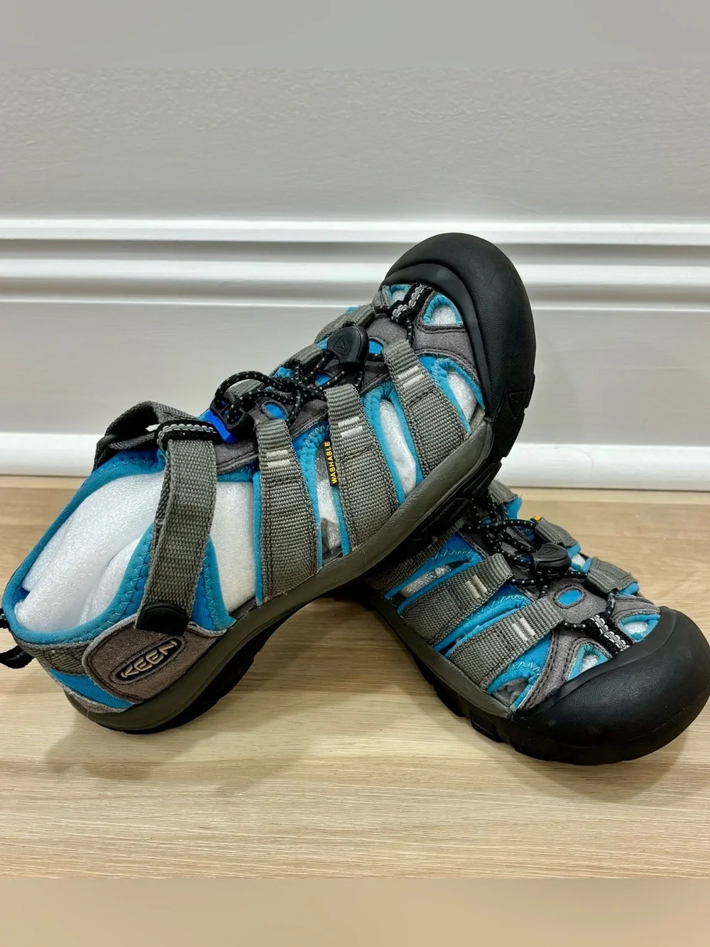 KEEN Kids Size 5, Women’s Size 6-7 Newport H2 Water Shoes Magnet/Brilliant Blue